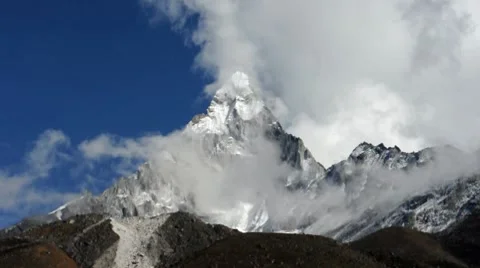 Fast moving clouds in Himalayas Nepal 動画素材 7974988