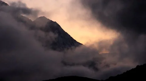 Fast moving clouds in Himalayas Nepal 動画素材 7975002