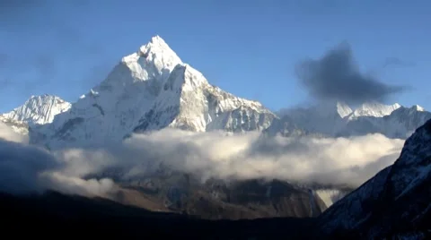 Fast moving clouds in Himalayas Nepal 動画素材 7975013