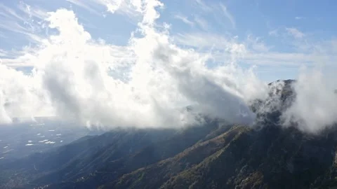 Fast moving clouds at mountain. Stock-Footage 142736596