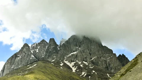 Fast-moving clouds over the Chaukhi mountain range Video stock 91358873