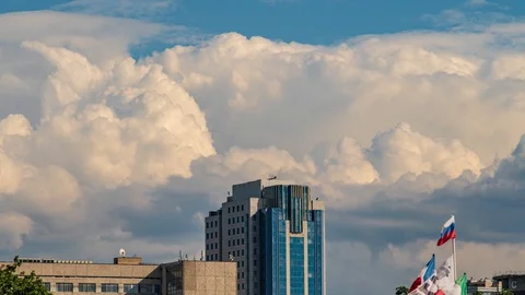 Fast moving clouds over the city. time lapse Video stock 112339232