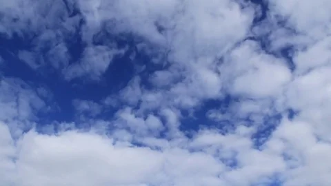 Fast moving clouds under a blue sky Stock-Footage 83879920