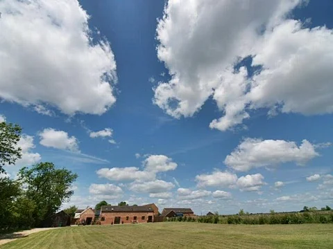 Fast moving convective clouds 動画素材 478431