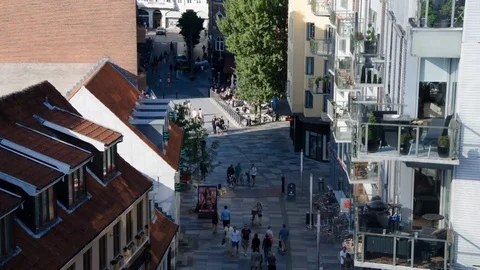 Fast moving crowd from above 스톡 동영상 99257385