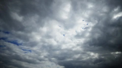 Fast moving darkness clouds, time lapse. Video stock 326348531