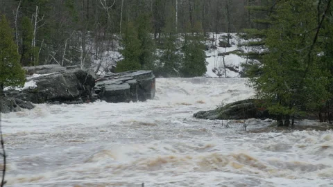Fast moving flooding through natural elements 库存影片 289640113