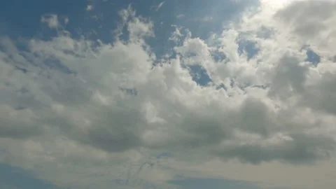 Fast Moving Fluffy Clouds In A Blue Sky With A Heavenly Light From The Sun Vídeo Stock 147164721