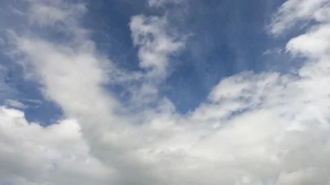 Fast moving Fluffy puffy white cloud on beautiful sunny navy blue sky Stock-Footage 168118871