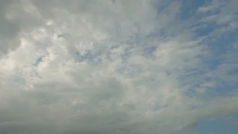 Fast Moving Layered White Clouds Turning Into A Storm Cloud Vídeo Stock 147164720