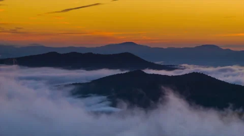 Fast-moving Misty Clouds on a Golden Sunrise over the Blue Ridge Mountains Video stock 32364655