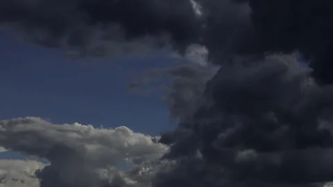Fast-moving storm clouds create dramatic weather conditions before rainfall. 库存影片 339286284