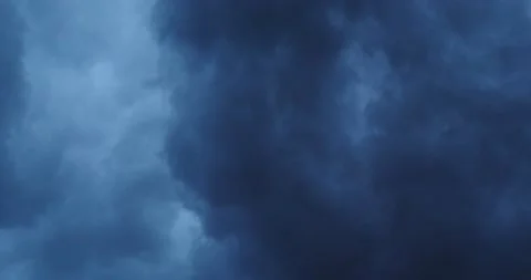 Fast moving storm clouds in the sky looking straight up ready for rain Vidéo 205448094