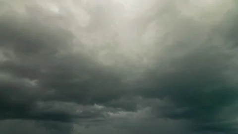Fast moving thundercloud mass forming over open sea Stock-Footage 334365527