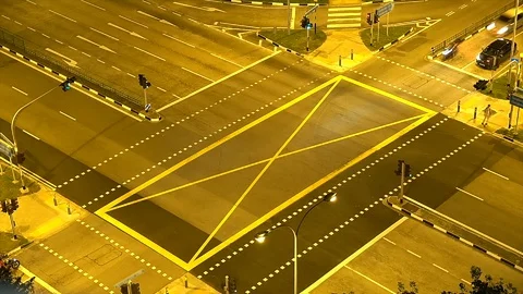 Fast moving traffic at road junction at night Видео 127768465