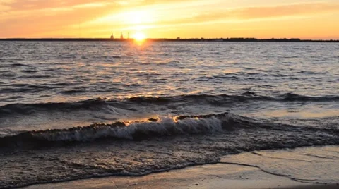 Fast moving waves on the beach Video stock 7762988