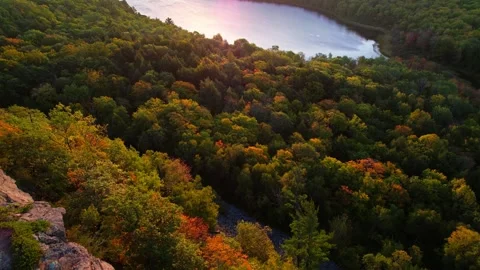 Fast-pace View over Cliff Edge with Lake in Background Vídeo Stock 331103440