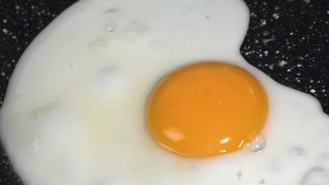 Fast-paced process of frying an egg Vídeos de archivo 87997079