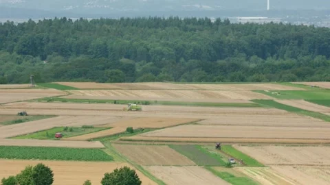 Fast-paced scene of farming activity across rural fields in late summer Vídeo Stock 331503869
