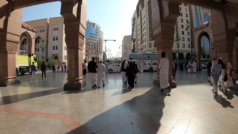 Fast-Paced Urban Flow - Timelapse of Traffic and Pilgrims in Saudi City Video stock 321301745