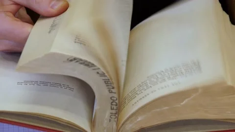 Fast page turning 스톡 동영상 155963108