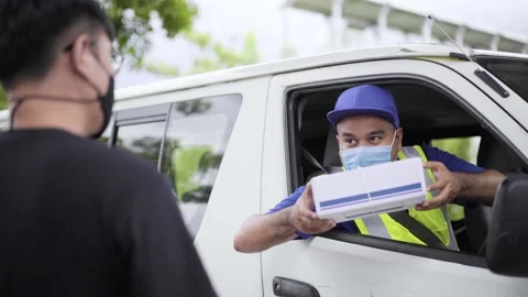 Fast post shipment service concept. Young asian deliveryman wear face mask to pr Video stock 137437251