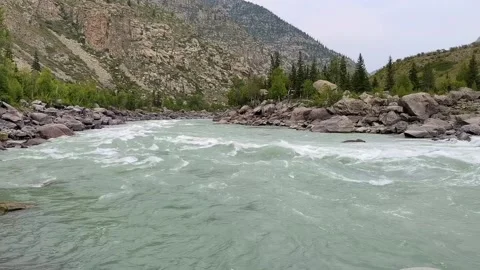 Fast rapid mountain river, close-up. Video stock 165744900