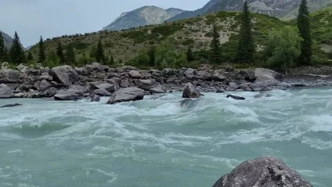 Fast rapid mountain river, close-up. Video stock 165744986