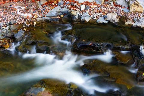 Fast River Rapids Over Rocks with Autumn Pebble Shore Stock-Fotos