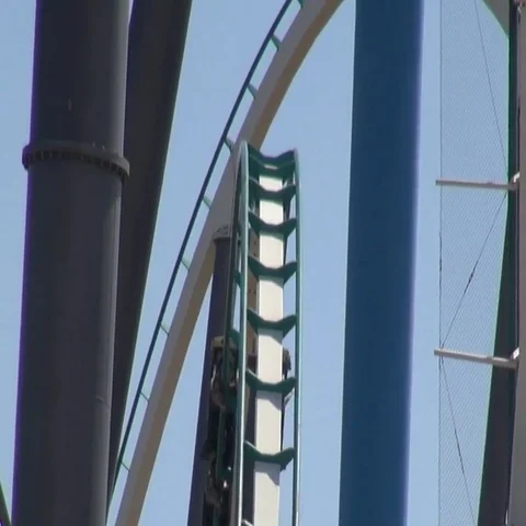 Fast roller coaster ride coming towards the camera Vídeos de archivo 69733899