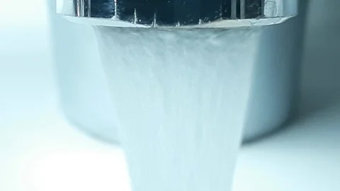 Fast running tap water. Close-up view - 2 Vídeo Stock 101276107