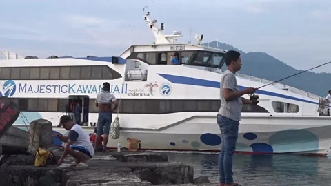 Fast Ship Arrive in Manado Video stock 209915384