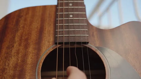 Fast Shutter Speed Camera Captures Wave Motions of Strings During Guitar Playing 스톡 동영상 262007831
