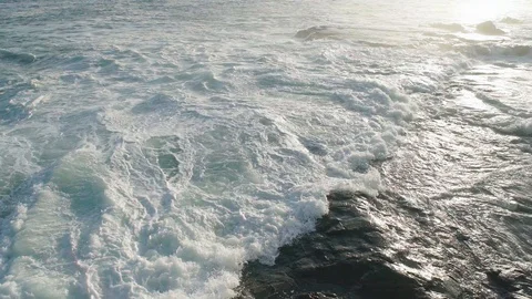 Fast Speed Powerful Foaming Wave Splash against a Ground of Reef Rock 스톡 동영상 128945832