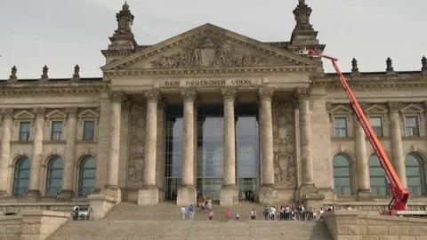 Fast Tilt on Reichstag 動画素材 79055257