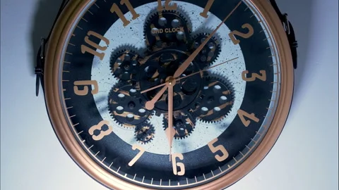 Fast Time-Lapse of a Vintage Clock With Visible Clockwork Gears Stockbeeldmateriaal 336139451