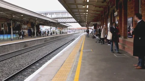 Fast Train 1 England with audio faceblur at 25fps Vidéo 43706247