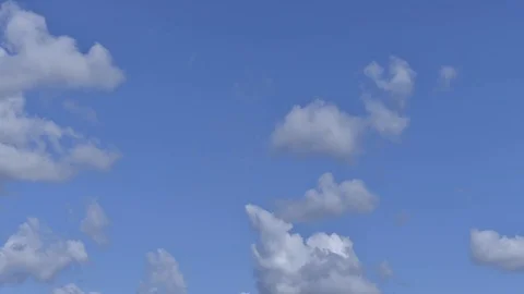 Fast white clouds in the blue sky timelapse 스톡 동영상 94183954