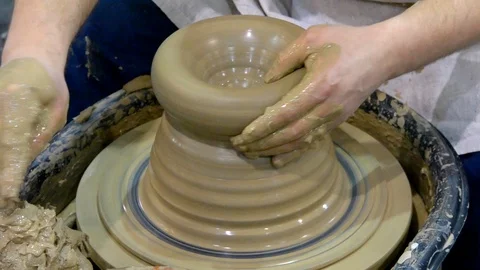 Fast Workshop Molding of clay on a potter's wheel close-up. 库存影片 85470823