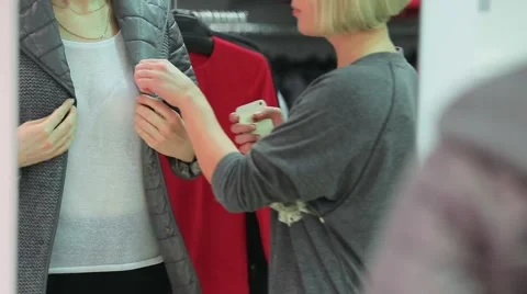 Fasten buttons on the jacket Vidéo 61133581