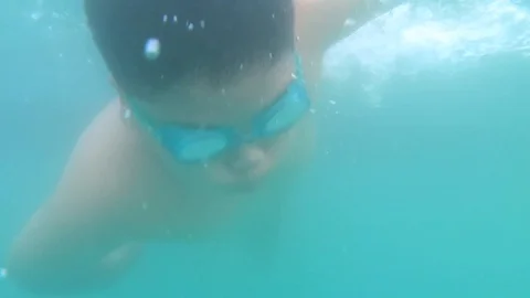 Fat boy diving under the water in the swimming pool. Stock-Footage 101107811