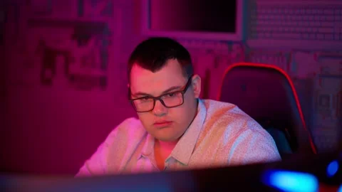 The Fat gamer plays at the computer and eats a burger and pizza. A Thick program Stock-Footage 220420540