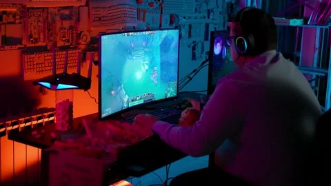 The Fat gamer plays at the computer and eats a burger and pizza. A Thick program Stock-Footage 220421997