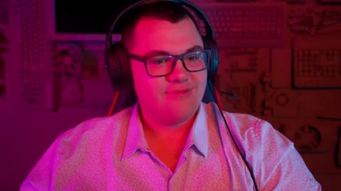 The Fat gamer plays at the computer and eats a burger and pizza. A Thick program Видео 220423943