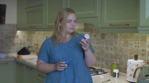 Fat girl in the kitchen 스톡 동영상 111588170