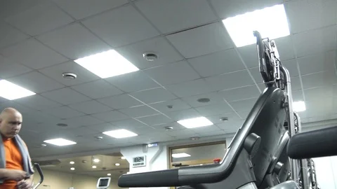 Fat man coming up to the treadmill, drinking water 스톡 동영상 96728065