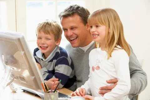 Father And Children Using Computer Stockfoto's