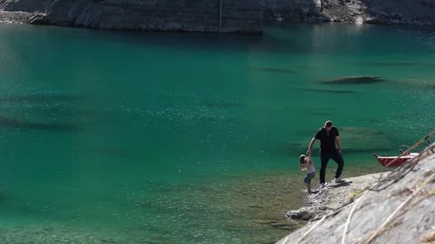 Father and daughter exploring turquoise lake 스톡 동영상 307588921