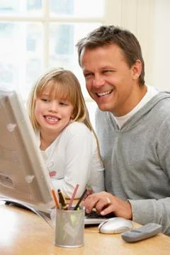 Father And Daughter Using Computer Stockfoto's