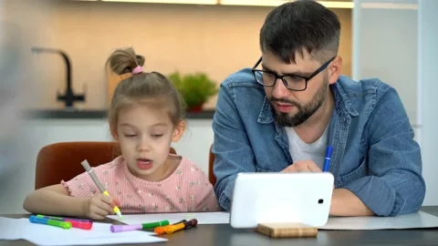 Father and kid learn to draw watching drawing lesson on tablet. Video tutorial Vídeo Stock 176784986